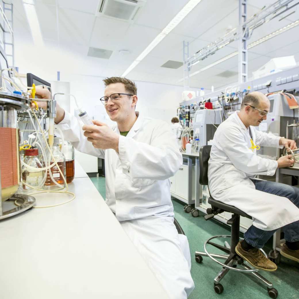 heshof en student in fermentatielab. Biocentre. Onderzoek