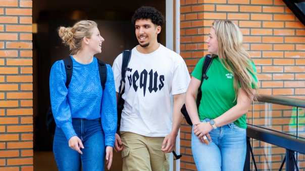 Verpleegkunde studenten lopen over de gang