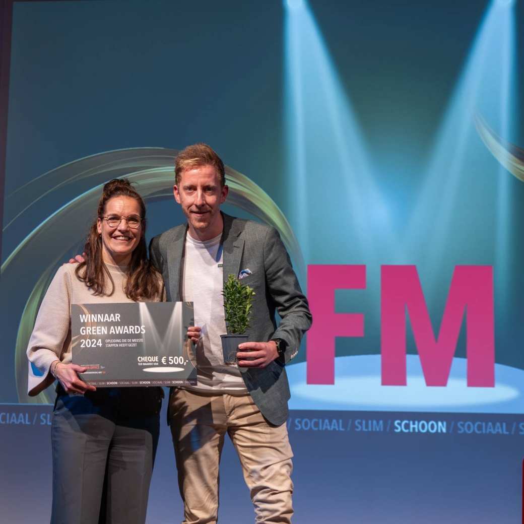 Twee docenten van facility management nemen de HAN GReen Award in ontvangst voor opleiding die de meeste stappen heeft gezet op het gebied van duurzaamheid