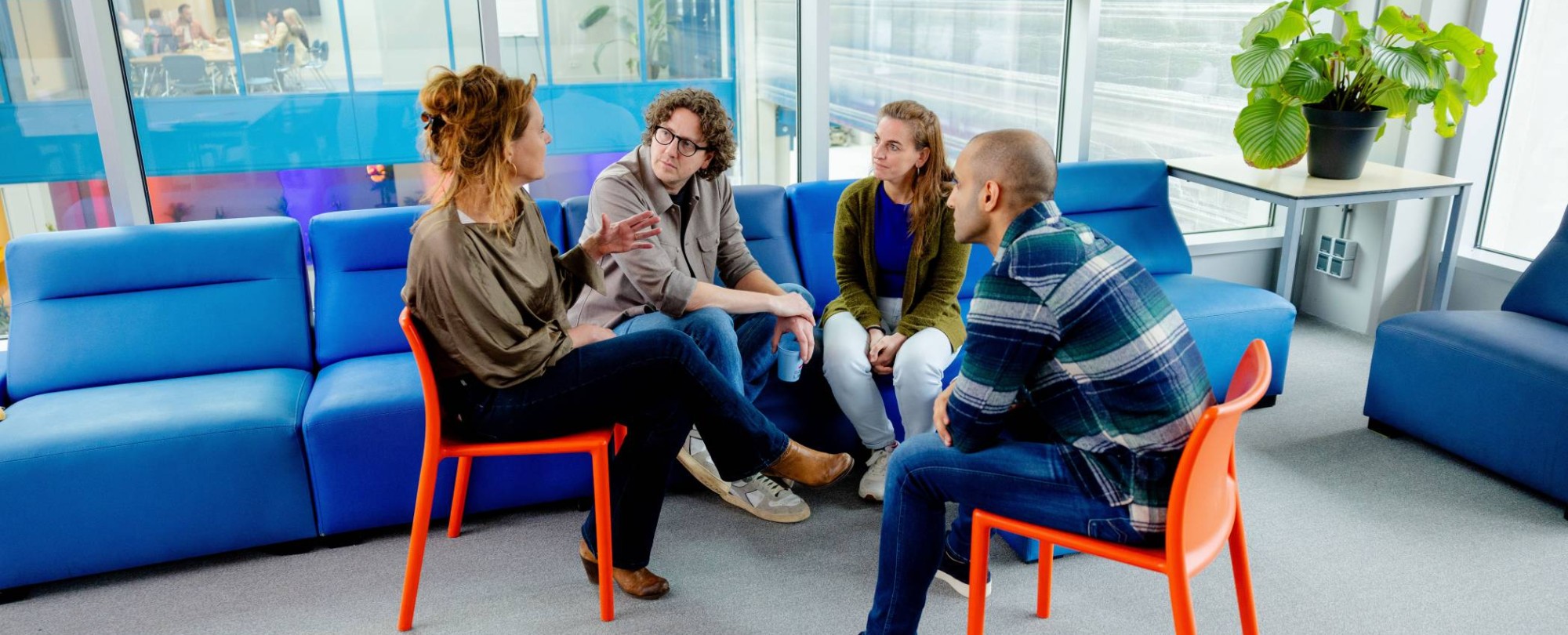 Studenten luisteren naar docent met plant op achtergrond. Master Circulaire Economie (DT) 2024.