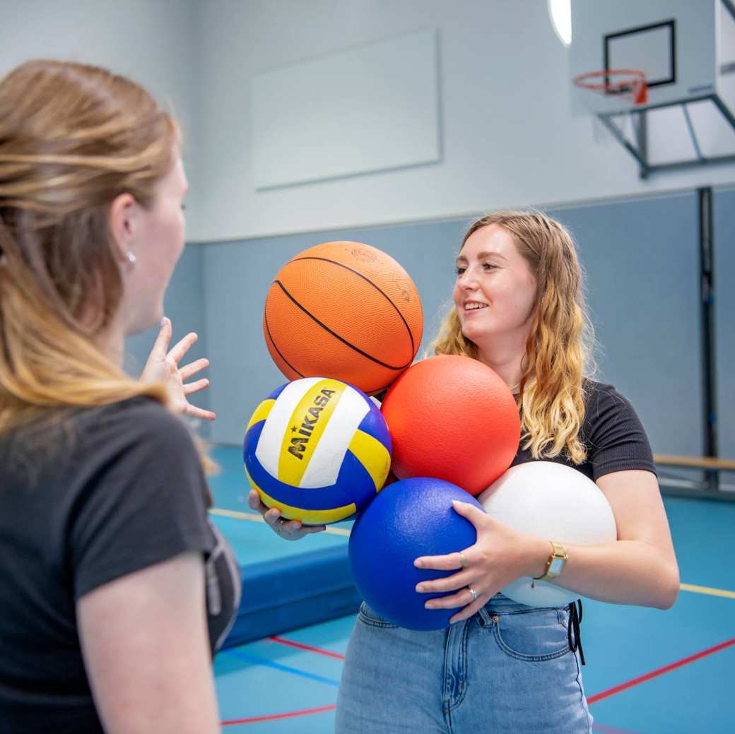 Twee Vaktherapie studenten werken samen op een laptop