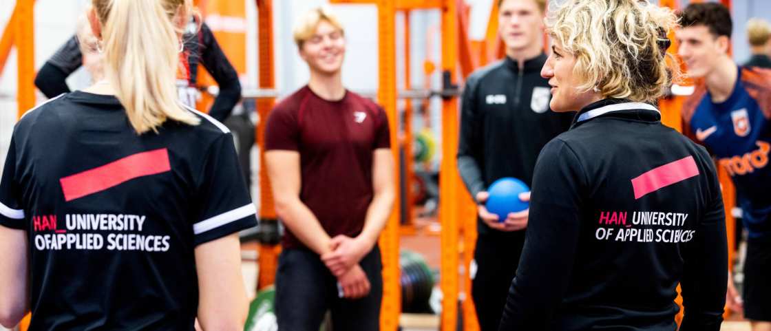 topsportklas sportkundegroep luistert naar instructie