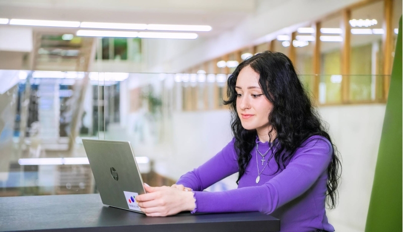 Deeltijdstudent onderzoekt studiekosten achter de laptop.