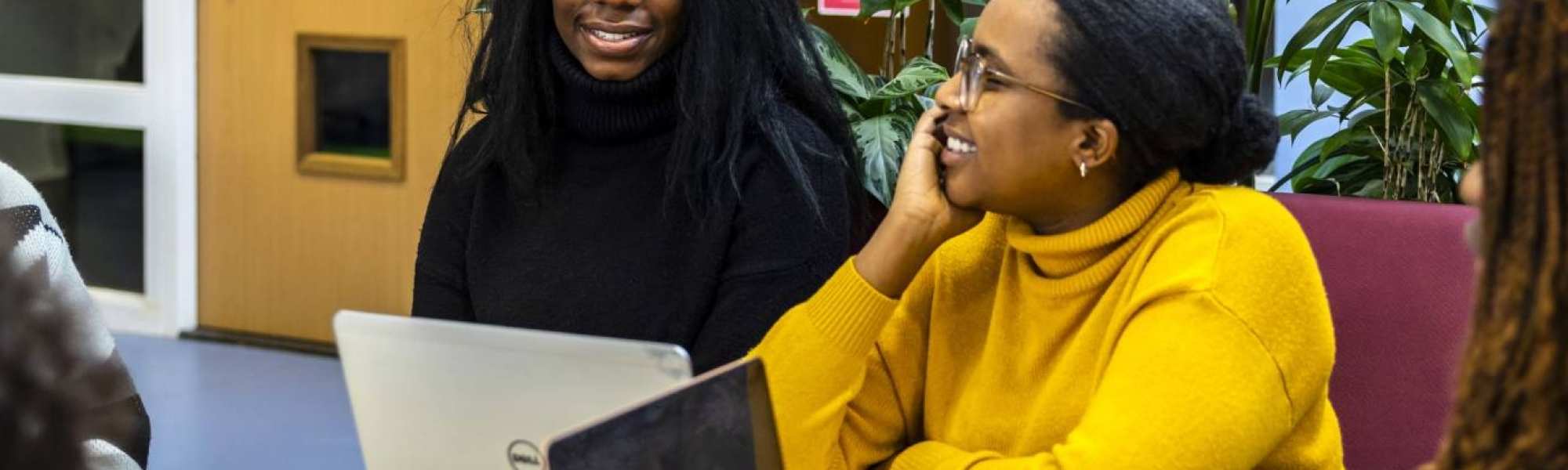 International Social Work. Groepje studenten aan tafel in gesprek op locatie Kapittelweg 33 in Nijmegen