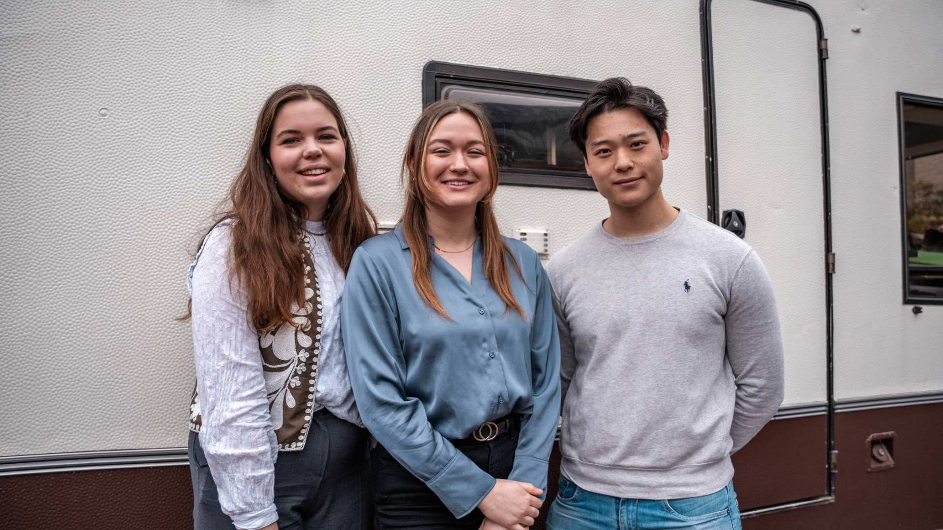 3 studenten van de opleiding Bedrijfskunde voor de campus camper