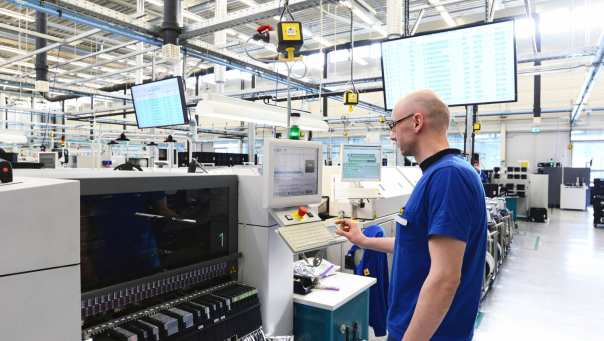 Operator aan productielijn van hightech fabriek