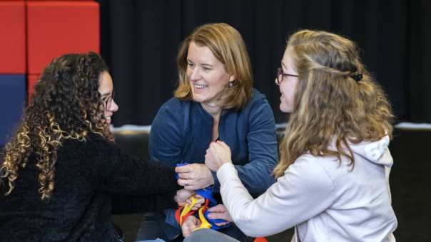 Studenten Master Vaktherapie - Psyschomotorische Therapie - oefenen met een lint met een docent.