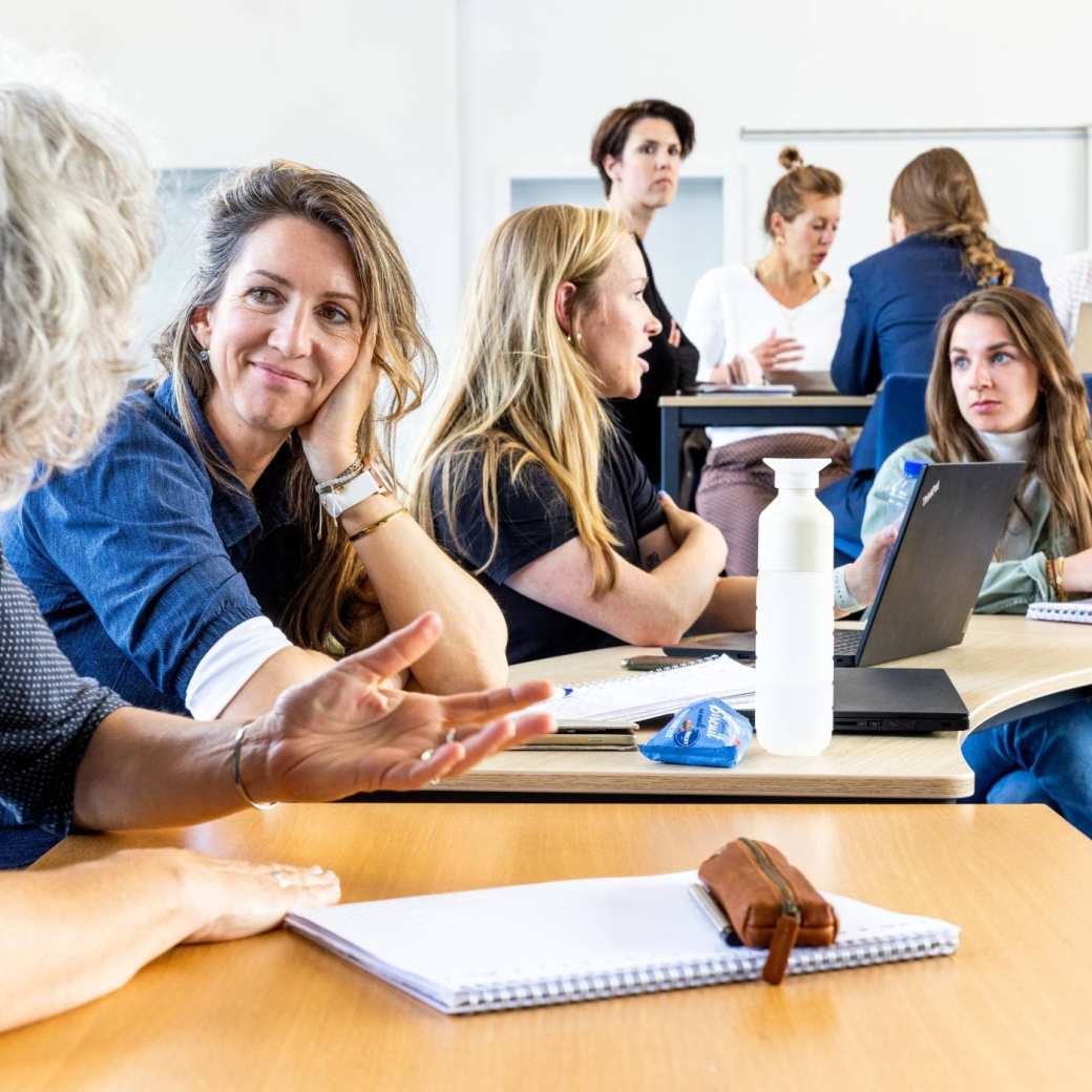 Studenten van de master pedagogiek volgen een les op de groenewoudseweg