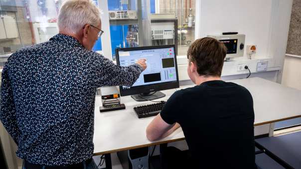 Docent geeft Automotive student uitleg bij het waterstoflab