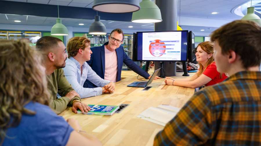 Studenten doen mee met een proefstuderdag bij Facility Management