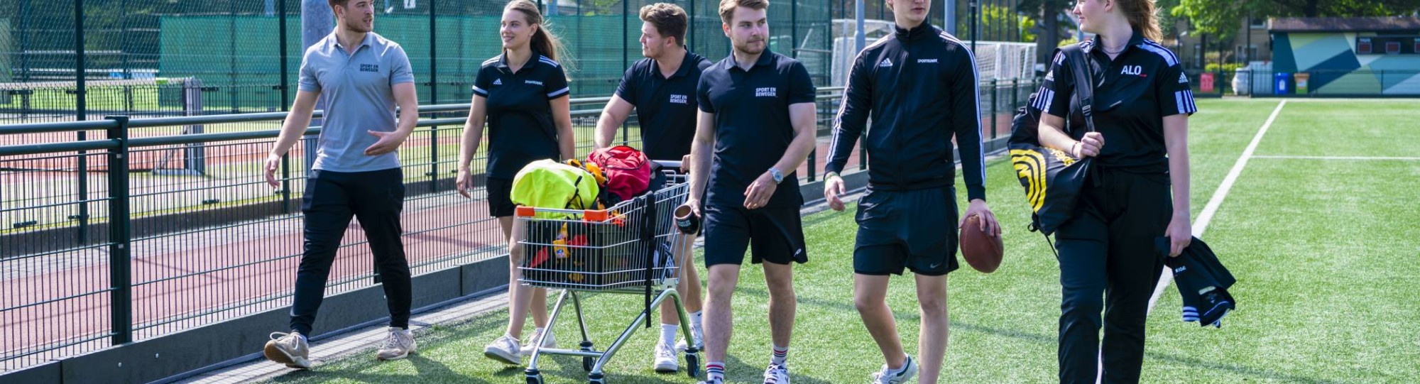 ALO-studenten lopen over de atletiekbaan in het Gymnasion van de HAN