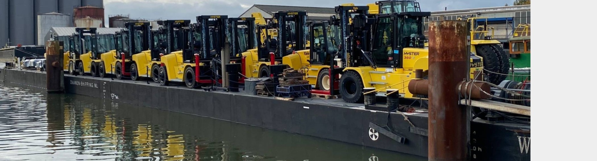 Aantal trucks van Hyster-Yale staan aan het water