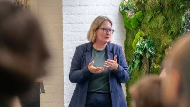 Foto's van Esther van Popta tijdens haar presentatie voor de Europese Commissie op de bijeenkomst van het CTL-netwerk Arnhem-Nijmegen