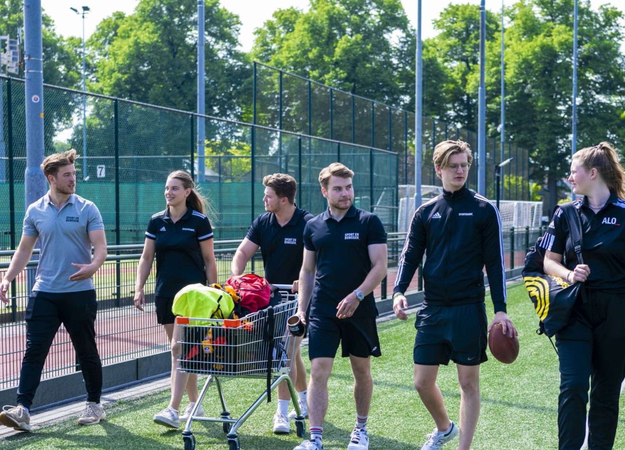 Studenten sport/alo lopen over het sportveld