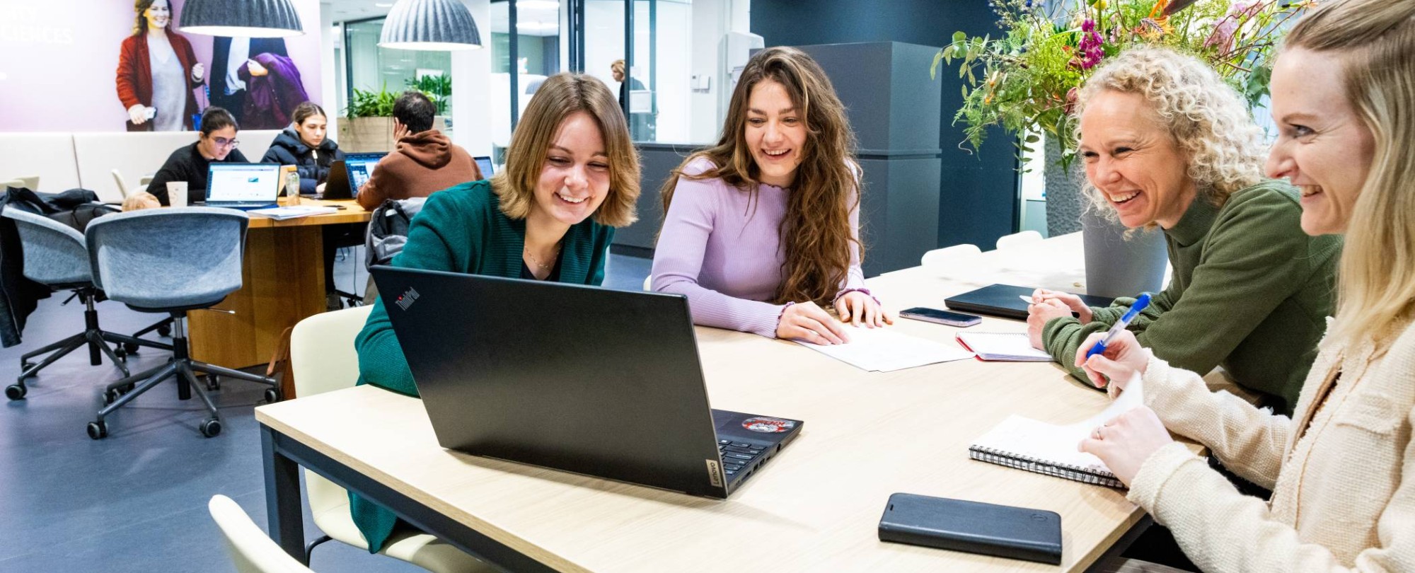 Deelnemers aan de module Procesmanagement overleggen met elkaar met laptops