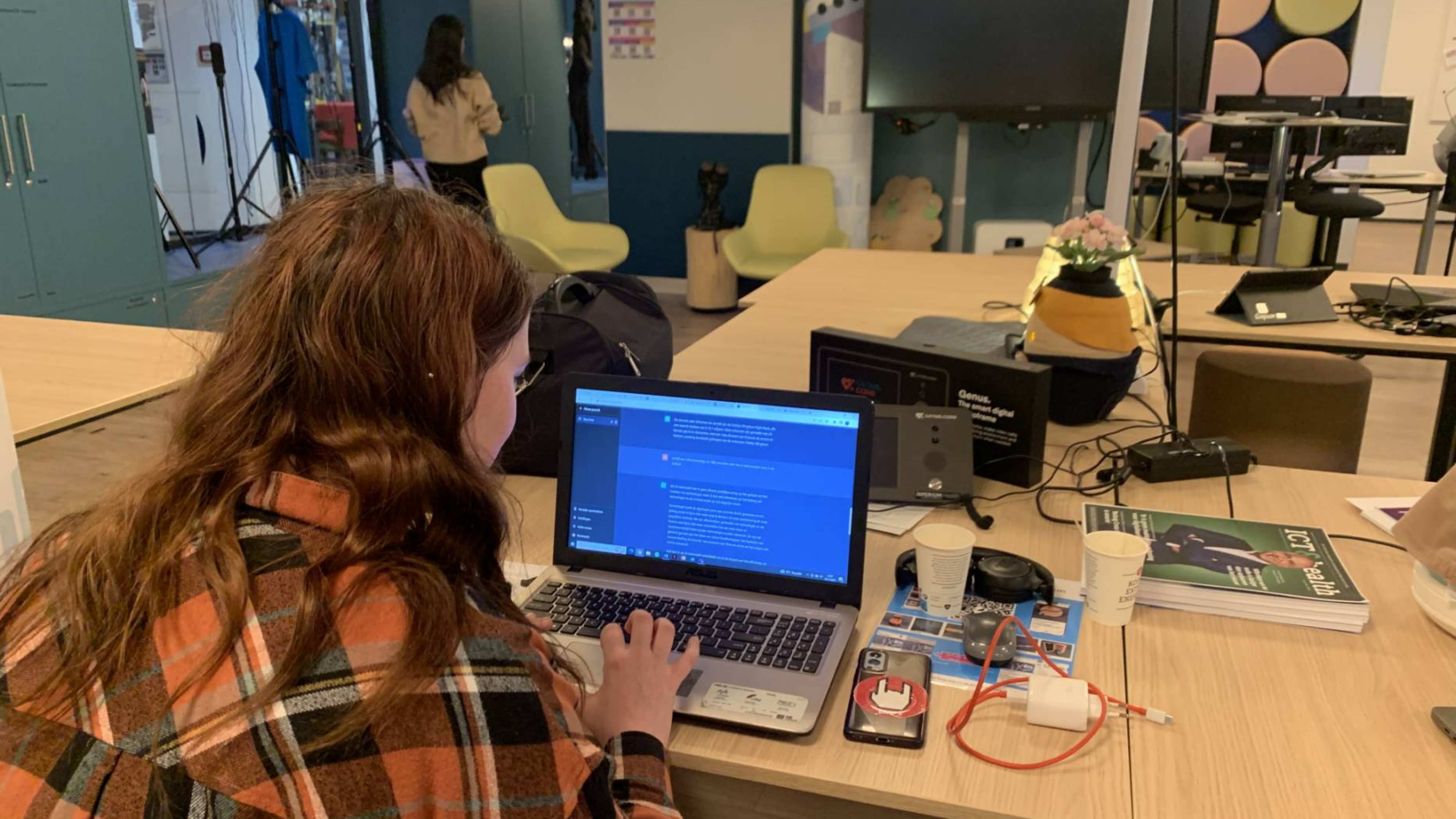 Student bezig met AI in het iXperiumlab. 