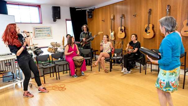 Studenten maken muziek in muzieklokaal