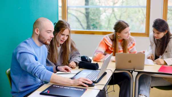 Studenten werken samen achter de laptop