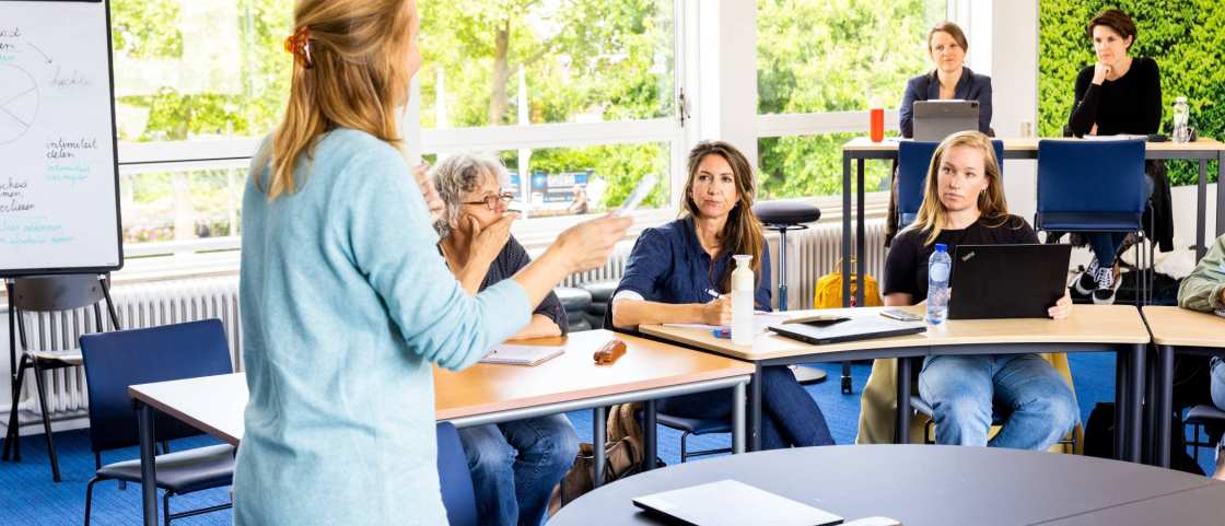 Studenten van de master pedagogiek volgen een les op de groenewoudseweg