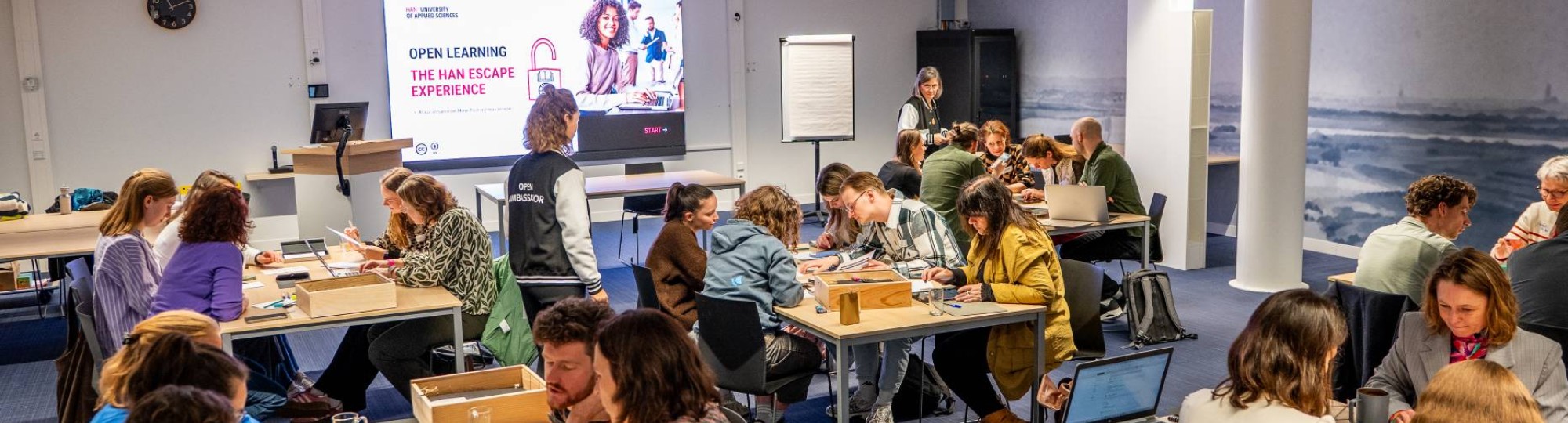 Groepjes werken samen tijdens de sessie: 'Open Leren: Escape Experience' tijdens de Onderwijsdagen 2026.