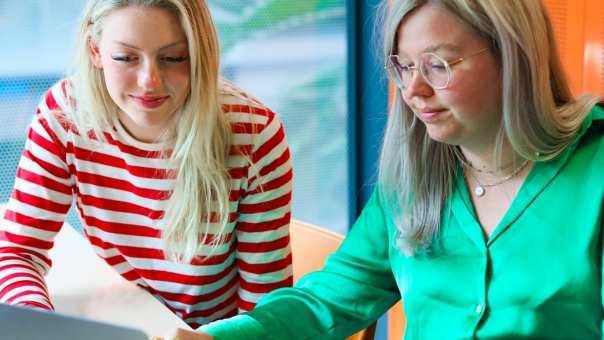 twee studenten human resource management achter de laptop in Nijmegen