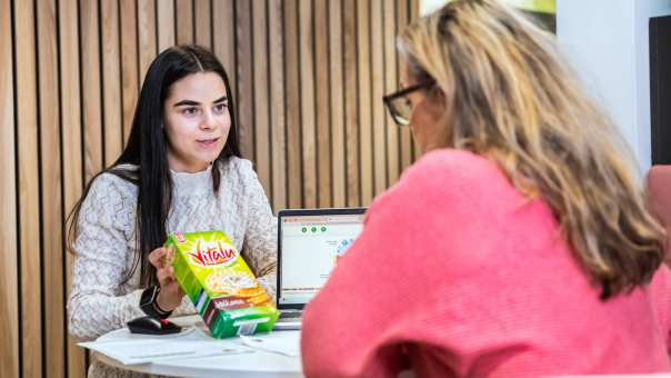 Student geeft uitleg over crackers. 