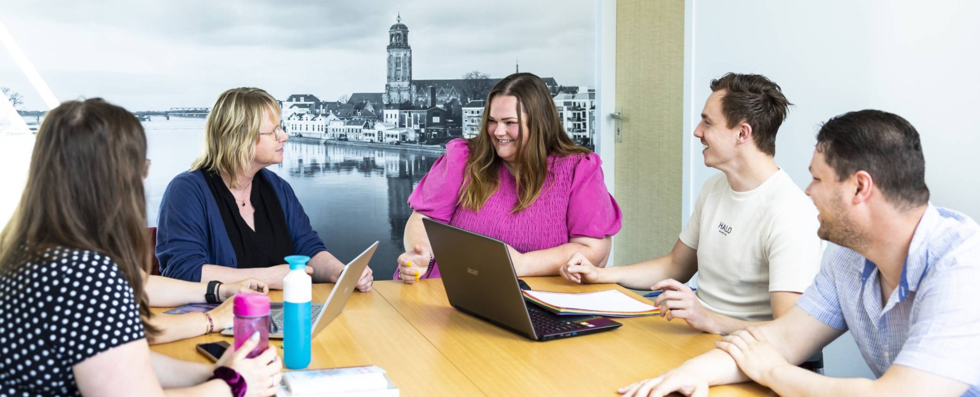 Studenten van de Master Social Work lachen en praten.