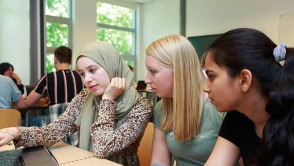 Studenten van de master Molecular Life Sciences Lisan Scholten, Nouhayla Belkassem en Jayashree Jayachandran overleggen tijdens een les