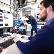 Leon Bunthof bij scherm H2lab Waterstoflab IPKW