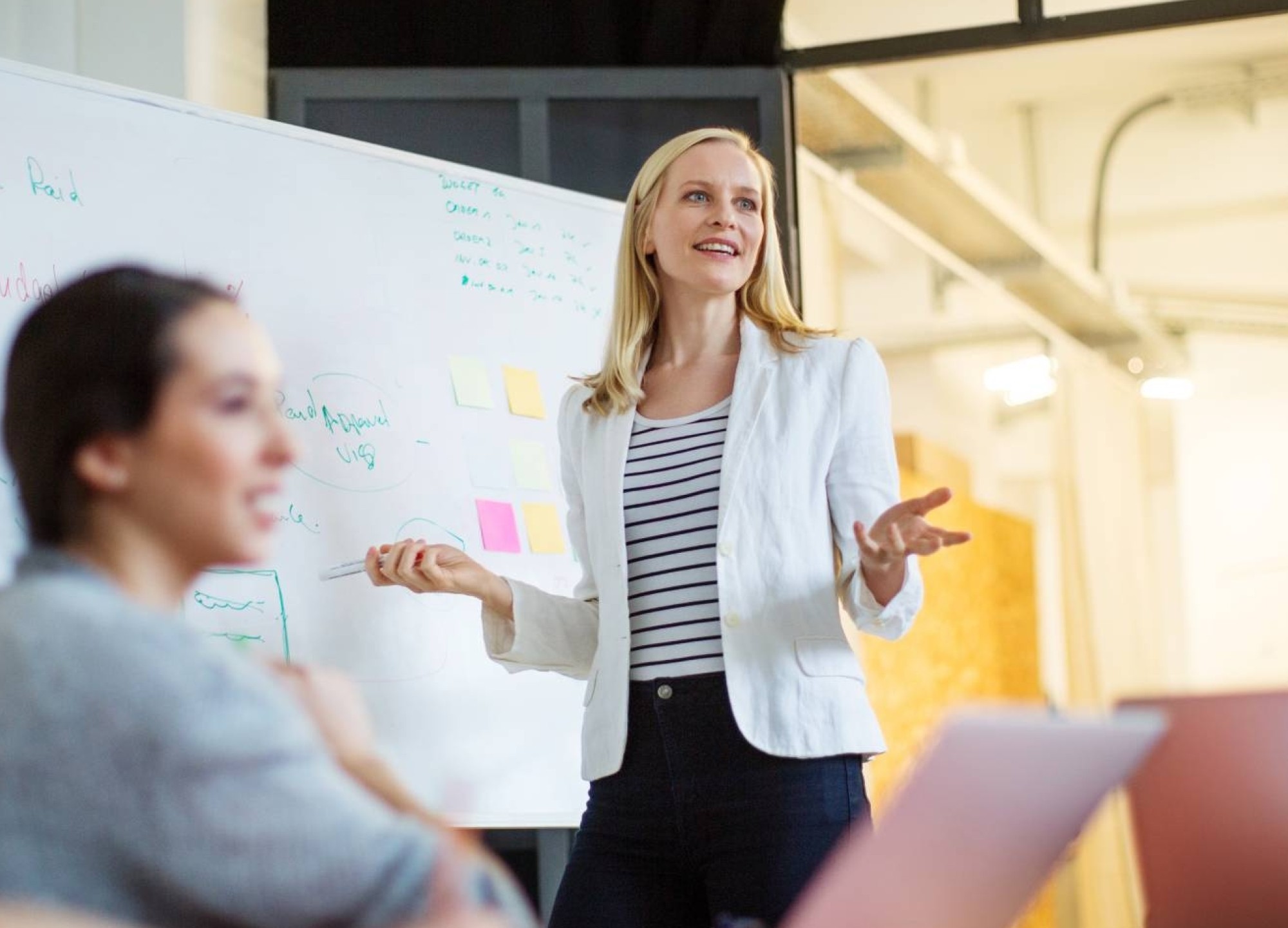 Tijdens een cursus overleggen cursisten met elkaar bij de HAN.