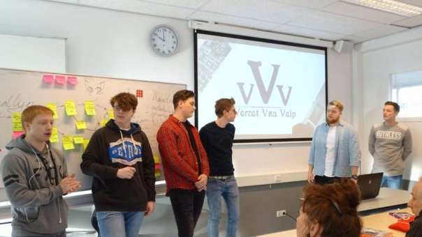 met CMD-studenten presenteert hun concept Verzet van Velp