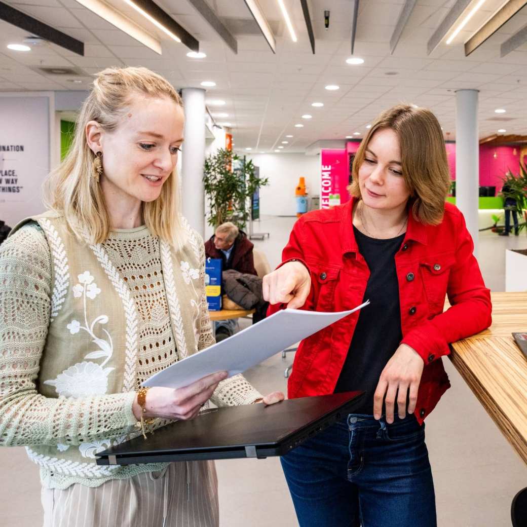 Meerdere personen van de opleiding Logistiek staan voor een krijtbord met het woord ''coffee'' erop geschreven