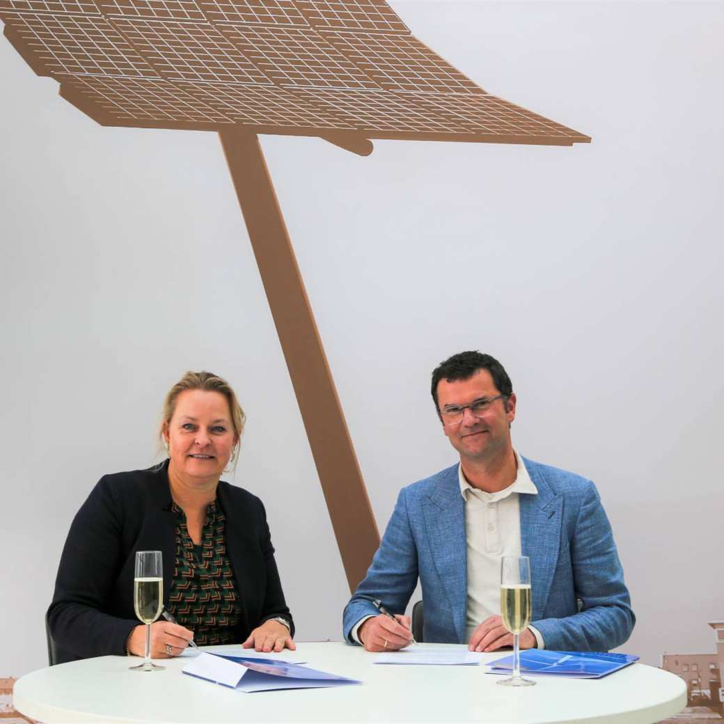 Astrid Hoge en Rinke van de Rhee ondertekenen de samenwerkingsovereenkomst van de HAN en Alliander