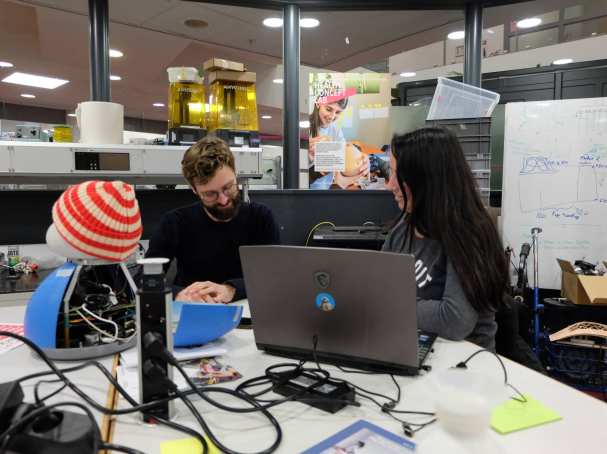 Onderzoekers overleggen in het HAN Health Concept Lab (HCL) waarbij ook studenten Industrieel Product Ontwerpen (IPO) en Embedded Systems (ESE) bij betrokken zijn.