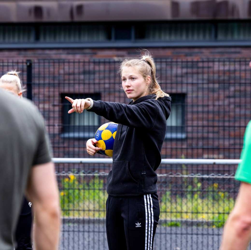 Student geeft uitleg op het sportveld