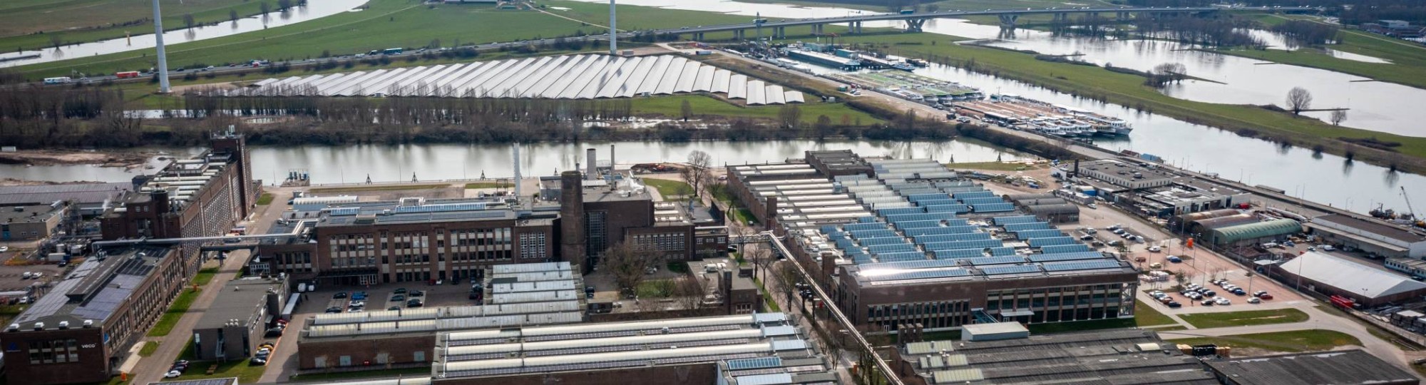 Luchtfoto van het Industriepark Kleefse Waard (IPKW) met zonnepanelen. De Academie Engineering en Automotive werkt hier aan diverse projecten waaronder projecten met waterstof.
