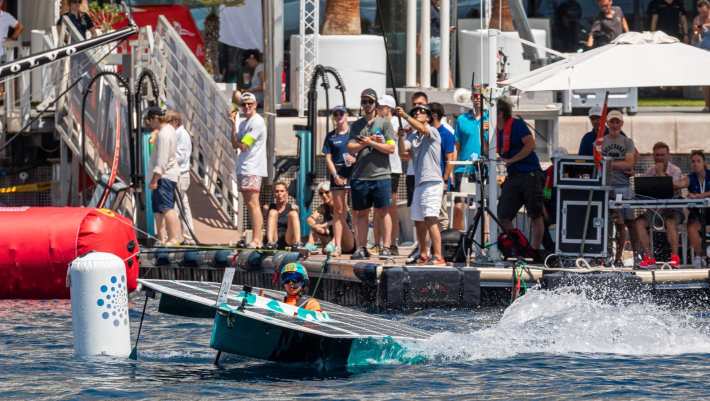 HAN solarboat met bestuurder. HAN Solarboat bij Energy Boat Challenge in MonacoSEECE, SEE, SEECE, Automotive