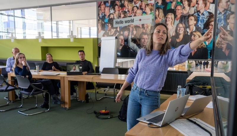 Foto's tijdens een teammeeting van OOI2