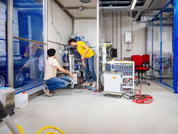 Studenten aan het werk op het Hydrogen lab bij HAN Connectr op het IPKW, samenwerken, waterstof