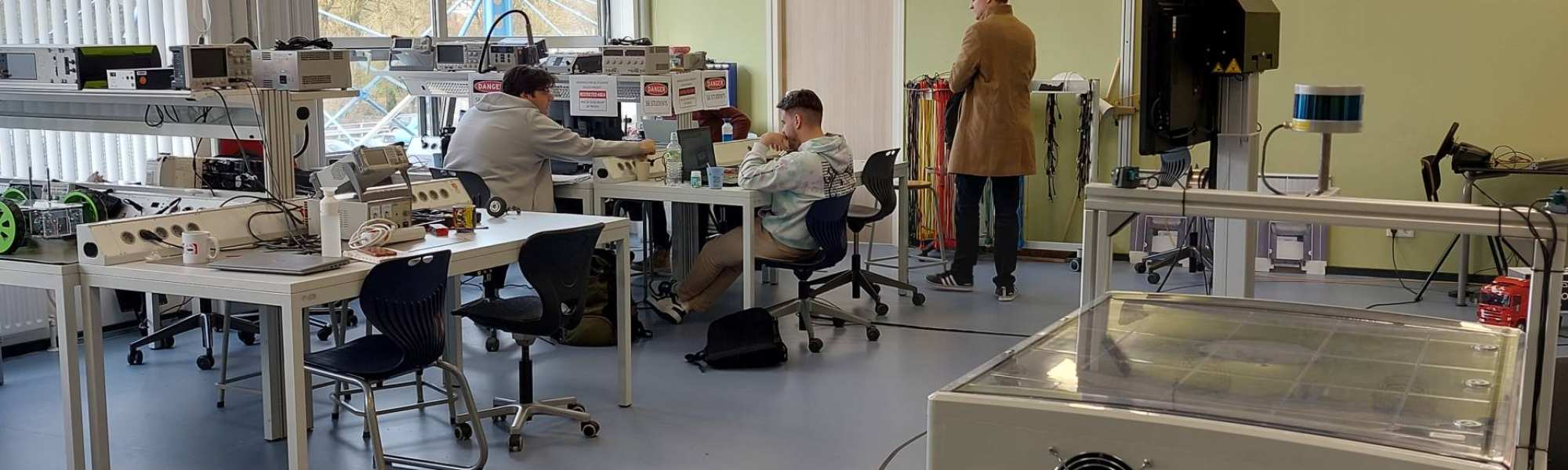 Studenten werken in het Living Lab aan tests met autonoom vervoer