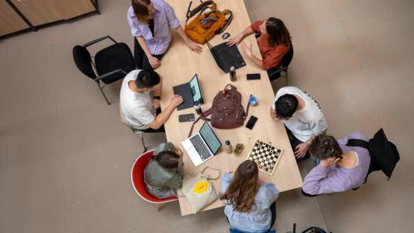 groep studenten aan tafel workshop studiekeuze