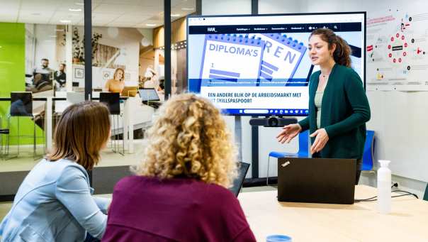 Studenten van Bedrijfskunde deeltijd presenteren tijdens de les