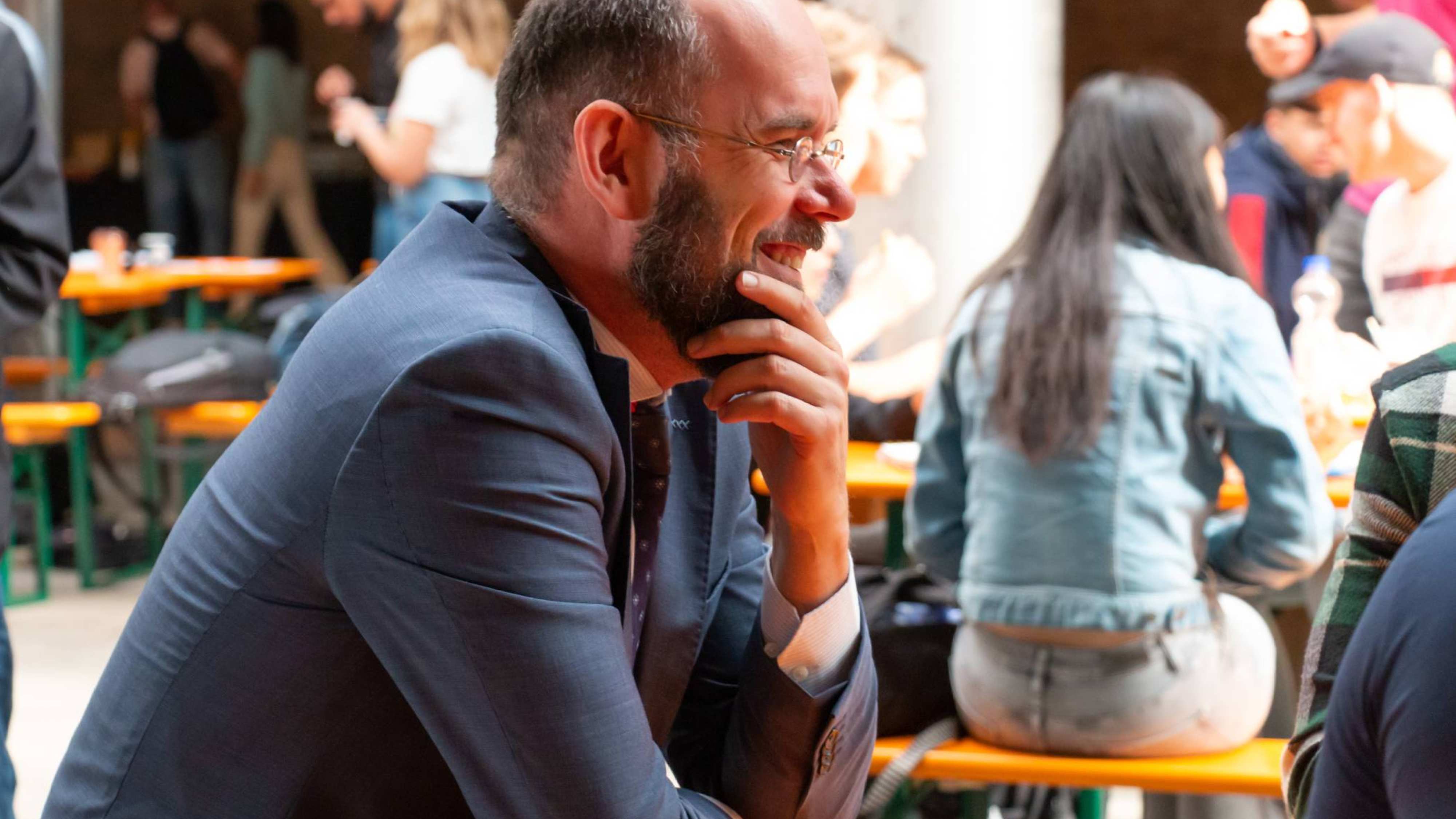 Rob Verhofstad in gesprek met studenten Bouwkunde tijdens CvB on Tour