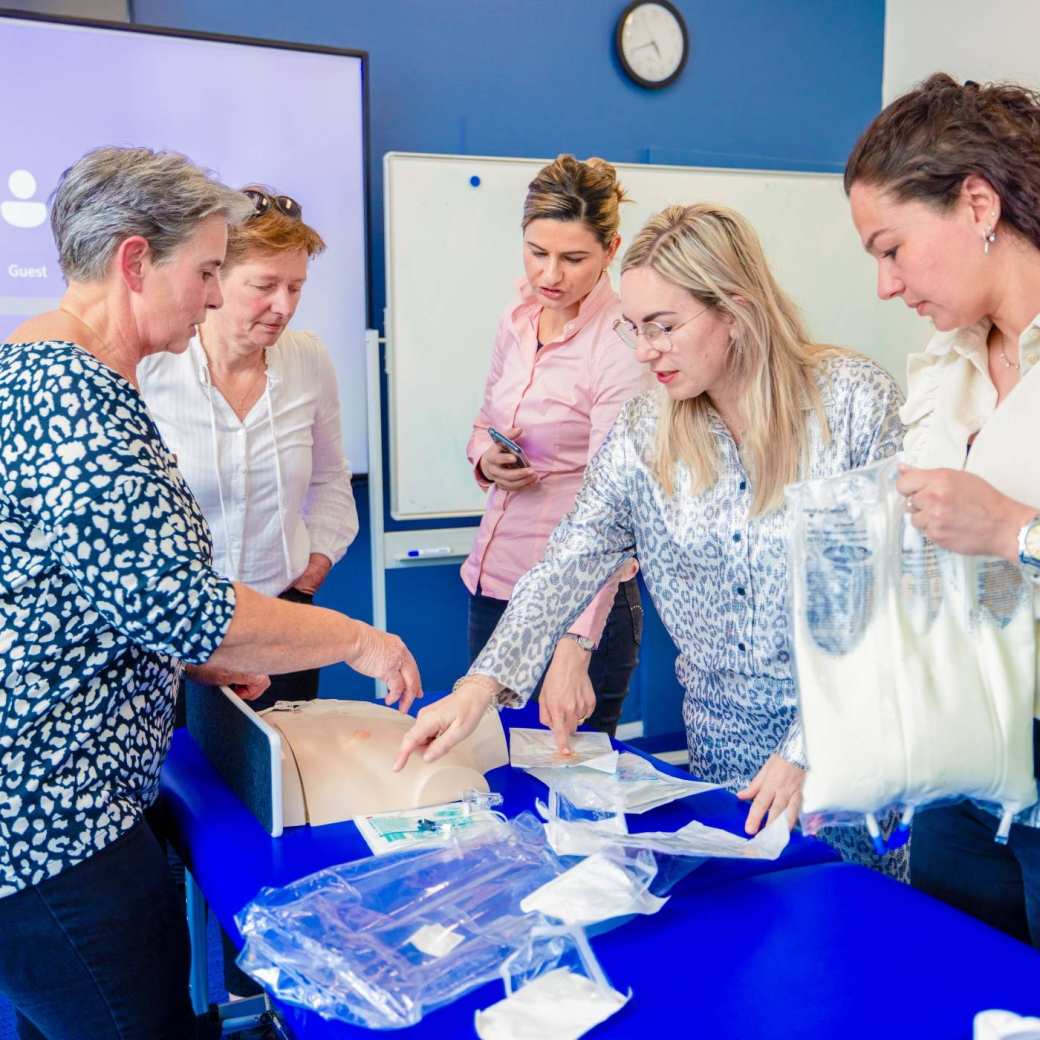 Docent van technische thuiszorg laat handelingen zien