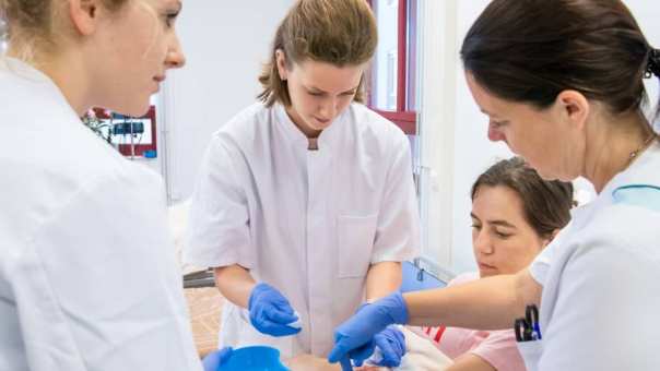 Docent geeft uitleg over wond tijdens wondverzorging les Verpleegkunde voltijd