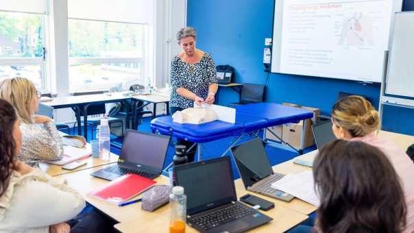 Docent geeft uitleg aan deeltijd bachelorstudenten tijdens de les.