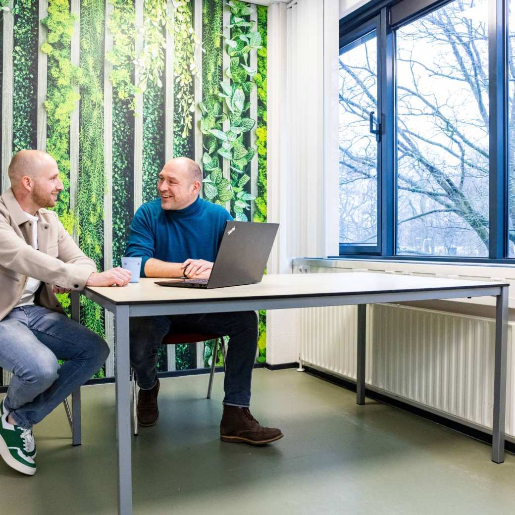 Een studieadviseur en docent heeft een gesprek met een student Bedrijfskunde deeltijd