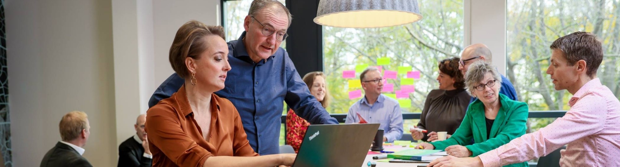 Collega's van het Centrum Meervoudige Waardecreatie in overleg en aan het werk.