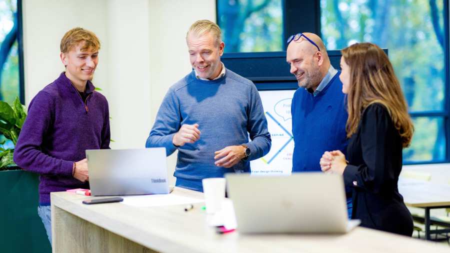 Een groepje cursisten Vastgoedinspecteur overleggen tijdens de les.