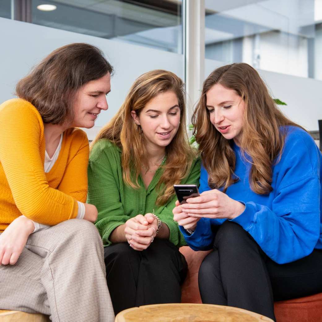 Studenten bekijken samen de client journey voor de minor Samen Sterker